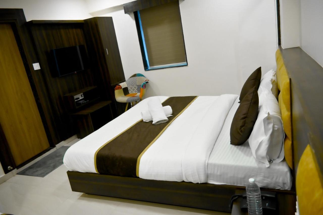Hotel Royal Ican Sindhubhavan Road Ахмедабад Екстериор снимка