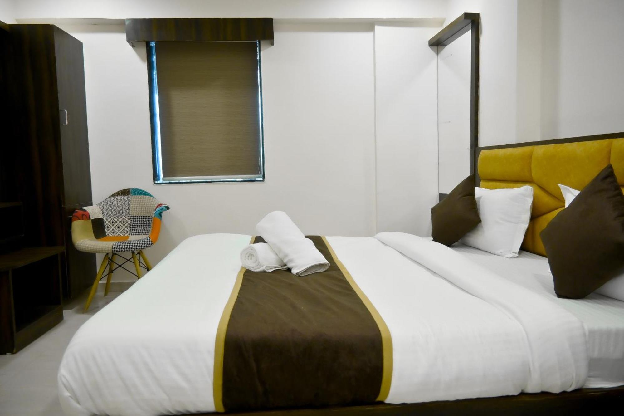 Hotel Royal Ican Sindhubhavan Road Ахмедабад Екстериор снимка