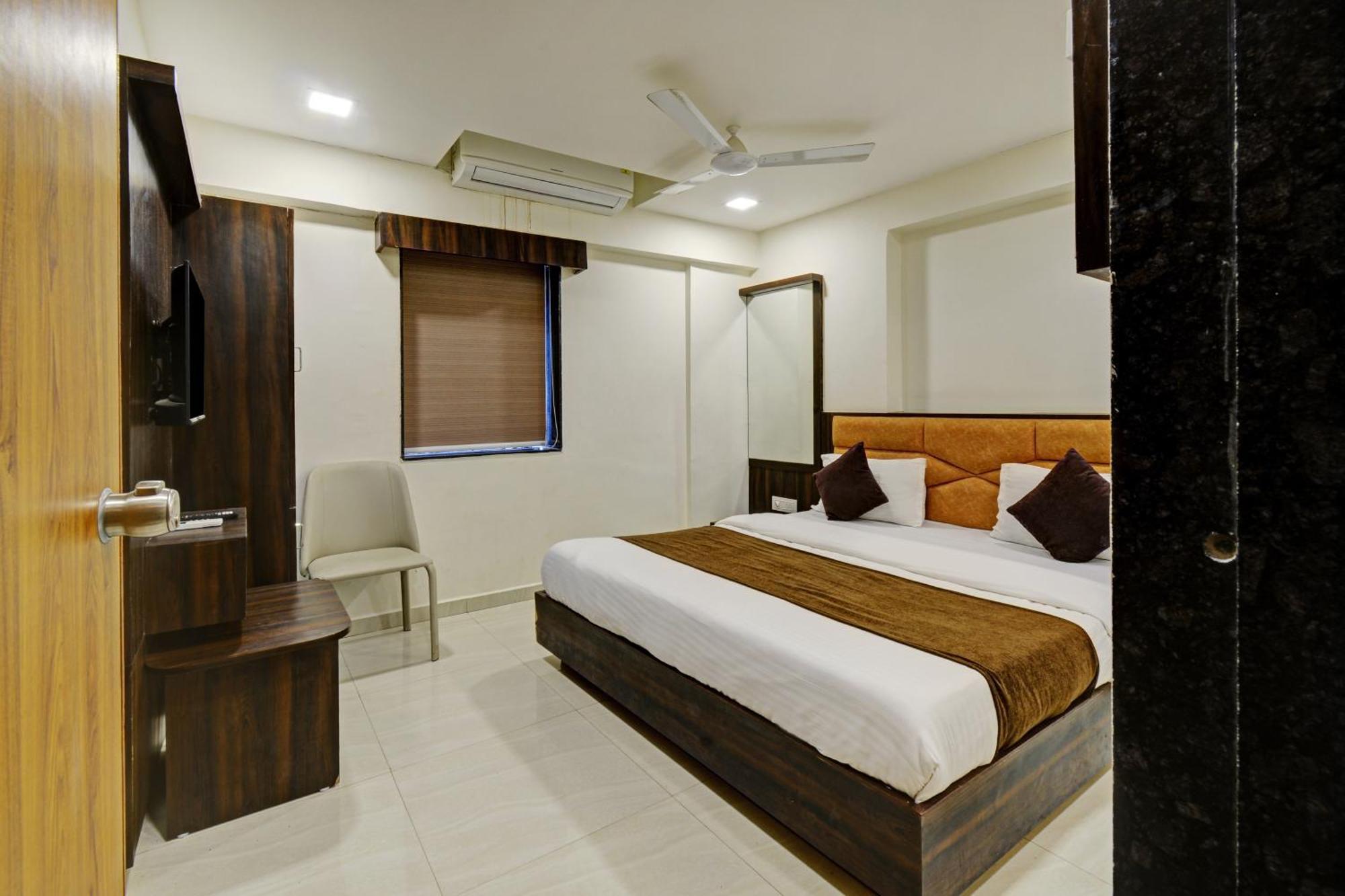 Hotel Royal Ican Sindhubhavan Road Ахмедабад Екстериор снимка