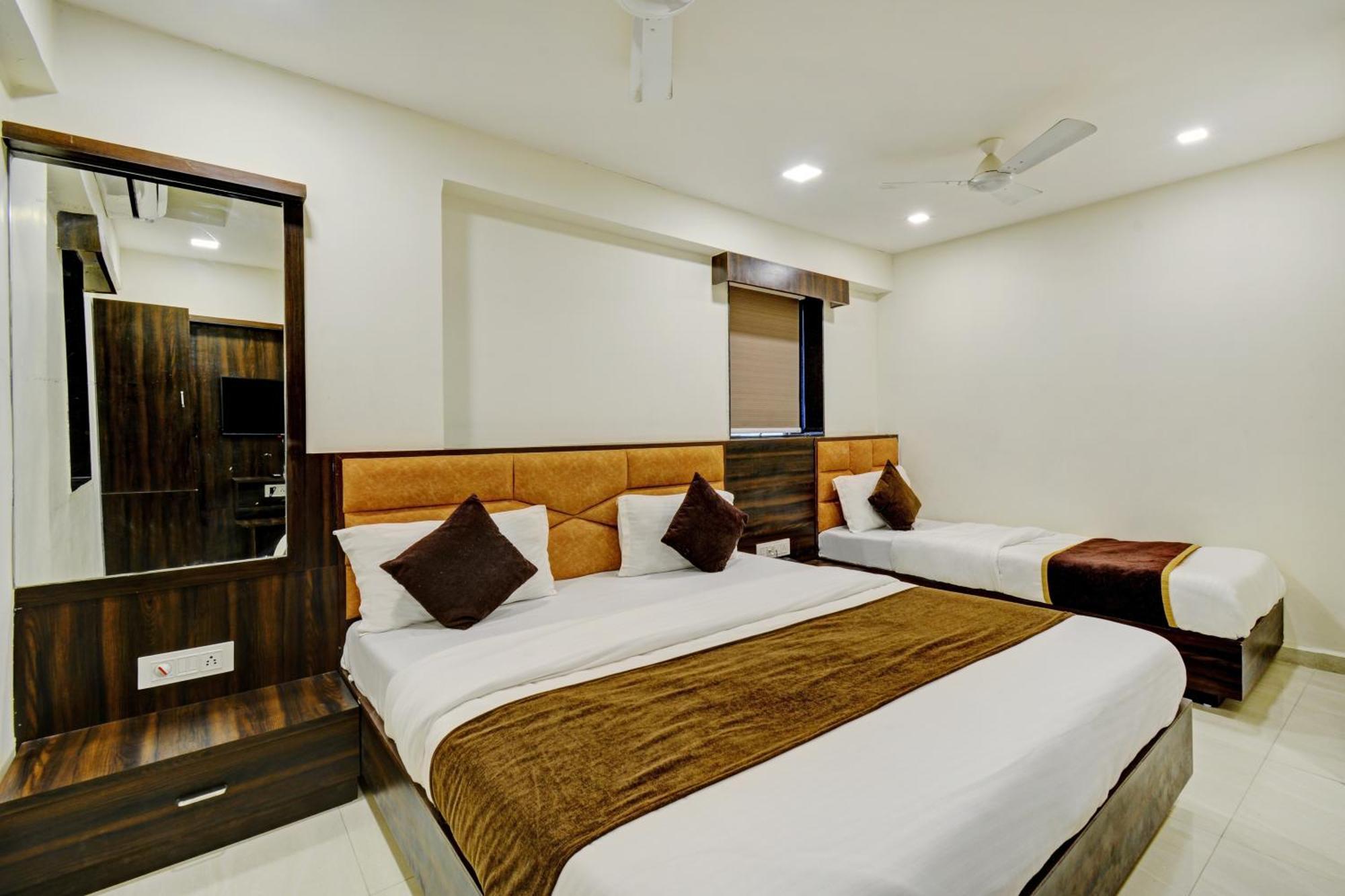 Hotel Royal Ican Sindhubhavan Road Ахмедабад Екстериор снимка