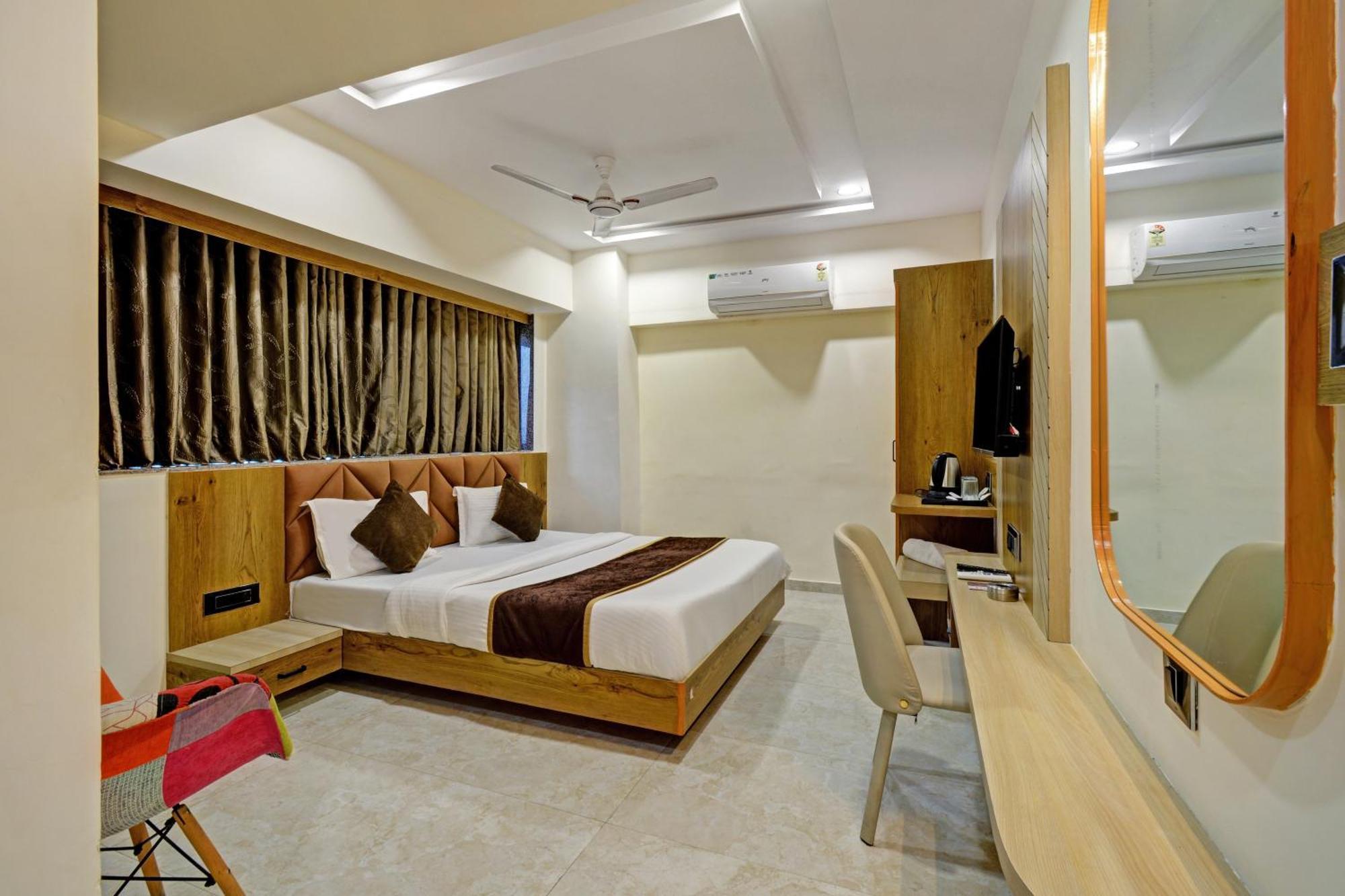 Hotel Royal Ican Sindhubhavan Road Ахмедабад Екстериор снимка